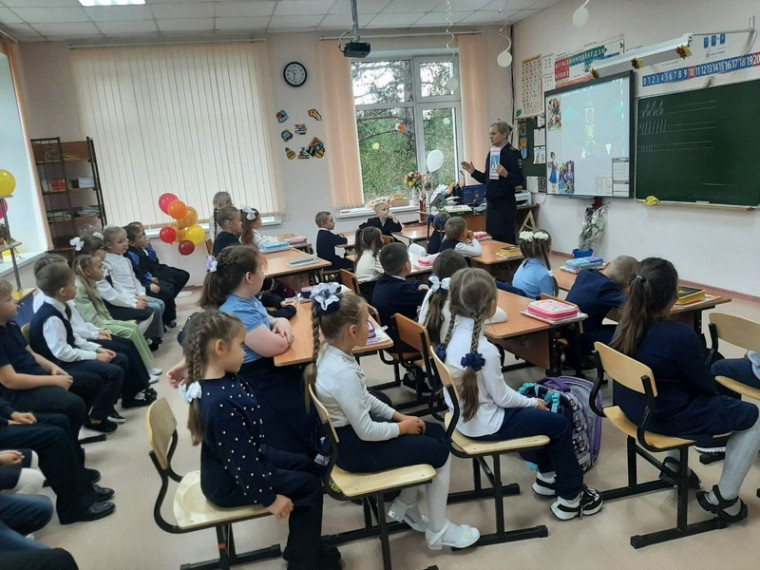Уроки в реальных дорожных условиях вовлекли первоклассников в изучение навыков безопасного поведения пешеходов. Уроки в реальных дорожных условиях вовлекли первоклассников в изучение навыков безопасного поведения пешеходов.