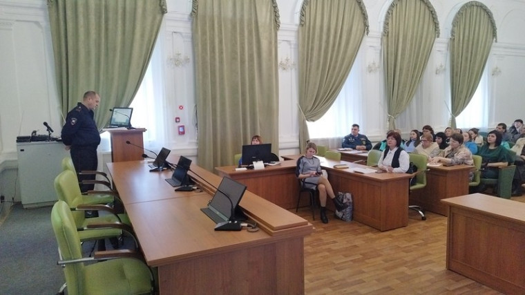 Сотрудники Госавтоинспекции по Томскому району провели рабочую встречу с руководителями образовательных организаций, осуществляющими организованные перевозки групп детей автобусами. Сотрудники Госавтоинспекции по Томскому району провели рабочую встречу с руководителями образовательных организаций, осуществляющими организованные перевозки групп детей автобусами.